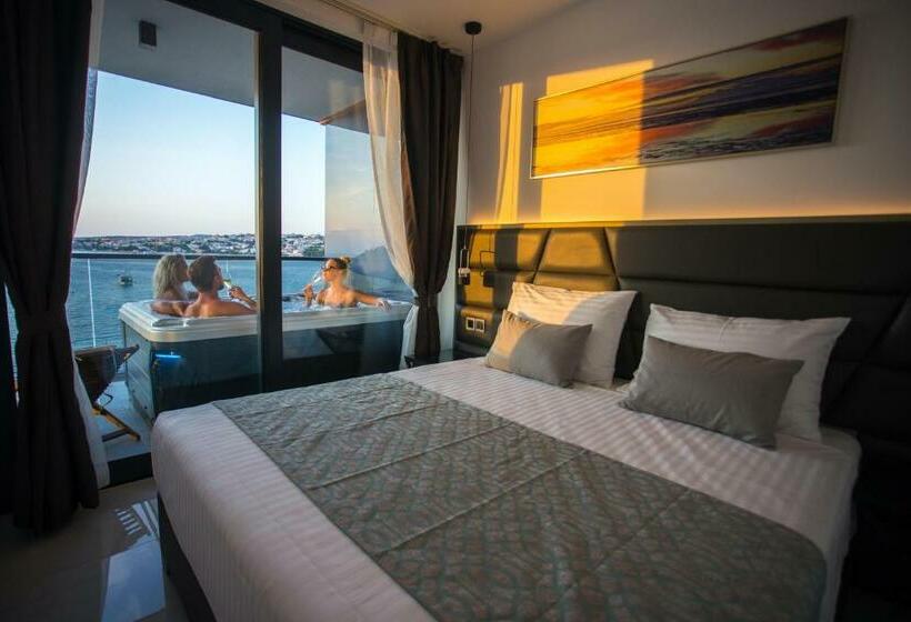 Deluxe Suite Sea View, Liberty Plaza