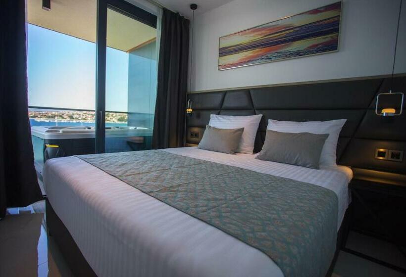 オーシャンビューデラックススイート, Liberty Plaza