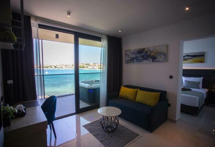 オーシャンビューデラックススイート, Liberty Plaza