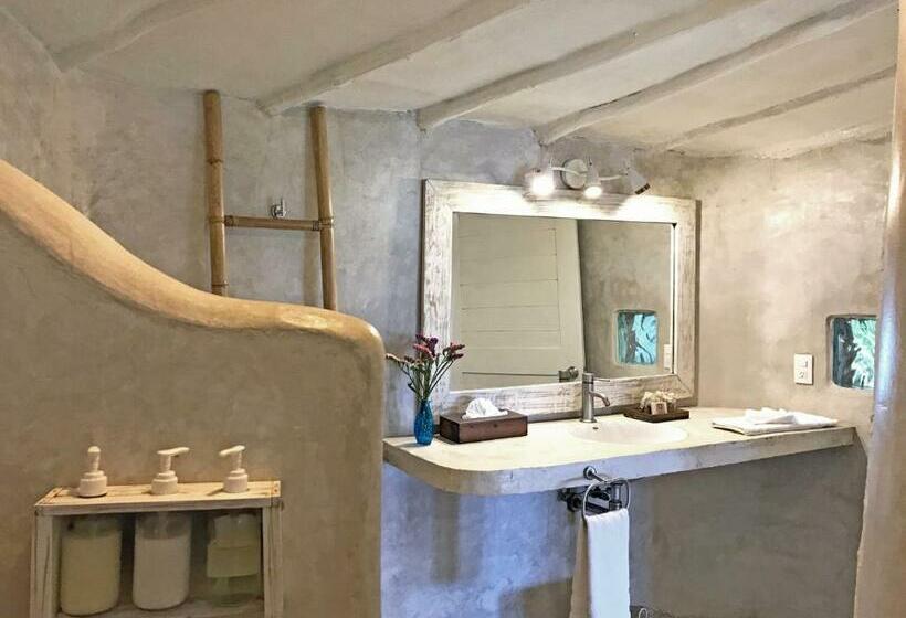 اتاق لوکس با چشمانداز دریا, Coco Unlimited