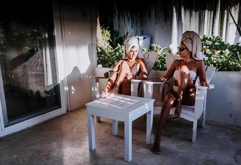 اتاق لوکس با چشمانداز دریا, Coco Unlimited