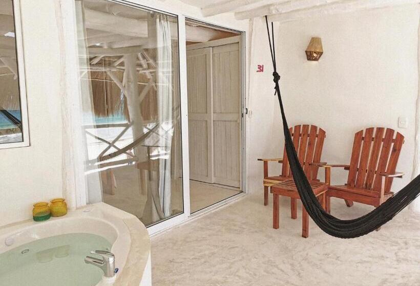 سوییت با چشمانداز دریا, Coco Unlimited