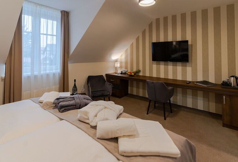 豪华套房, Demanova