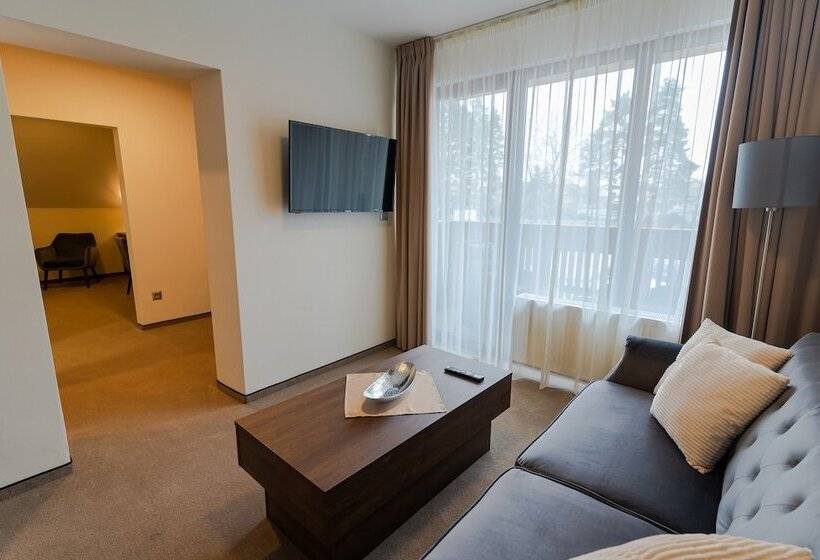 جناح ديلوكس, Demanova