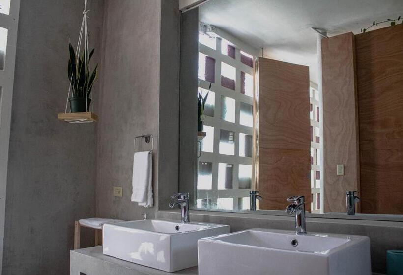 اتاق استاندارد با تخت بزرگ, The Emerald Pr