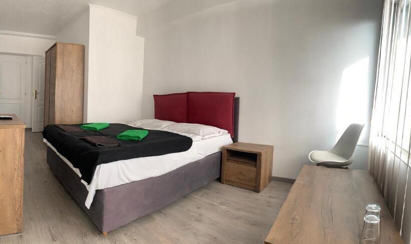 Deluxe-huone, Thomas Panzió