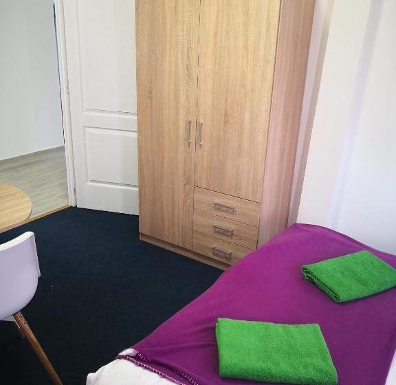 Standard-huone, Thomas Panzió