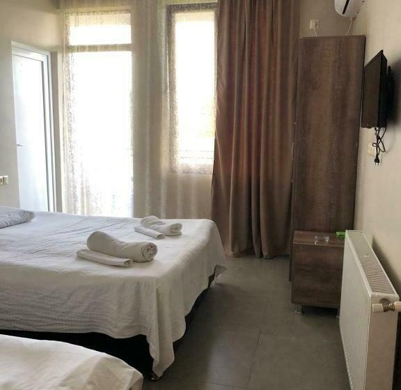 اتاق خانوادگی با چشم‌انداز باغ, Guga