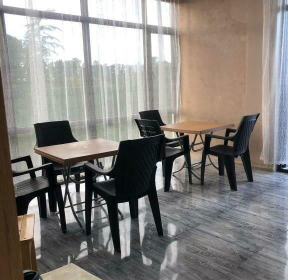 اتاق خانوادگی با چشم‌انداز باغ, Guga