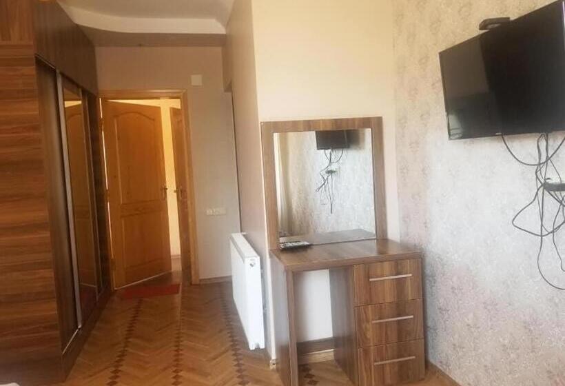 اتاق خانوادگی با چشم‌انداز باغ, Guga