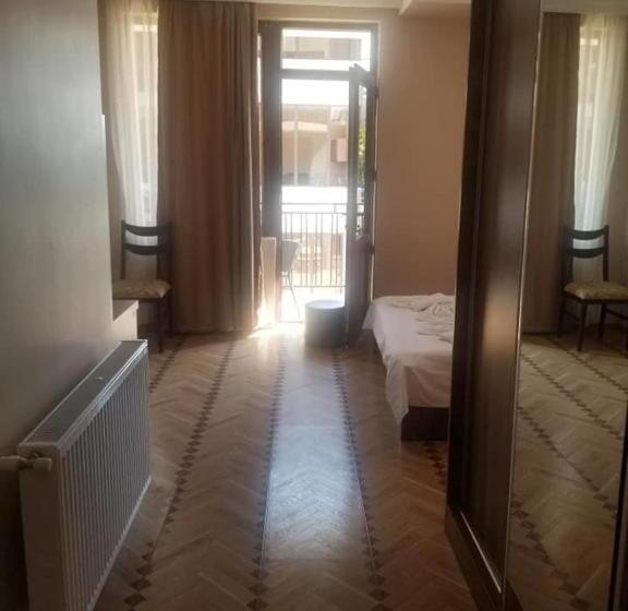 اتاق استاندارد با چشم‌انداز دریا, Guga