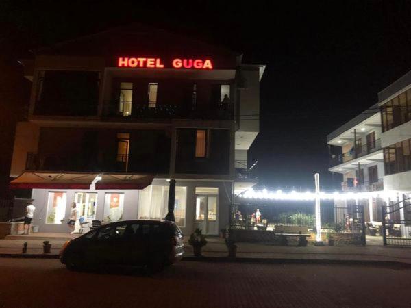 اتاق خانوادگی با چشم‌انداز باغ, Guga