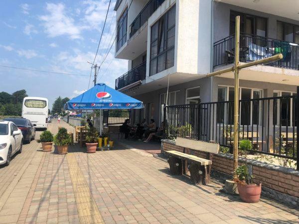 اتاق خانوادگی با چشم‌انداز باغ, Guga