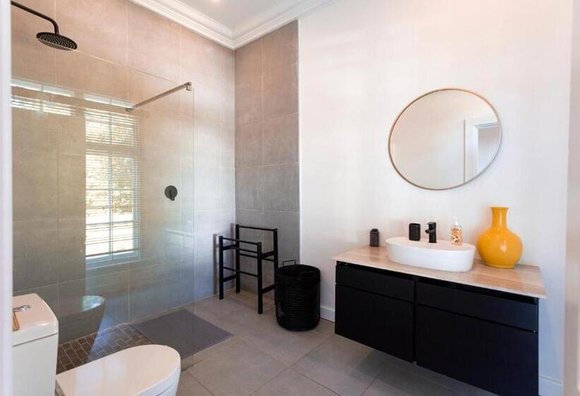 标准间, Taunton Manor