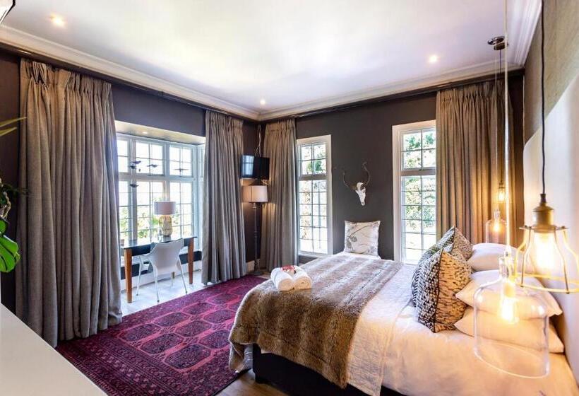 سوییت لوکس, Taunton Manor