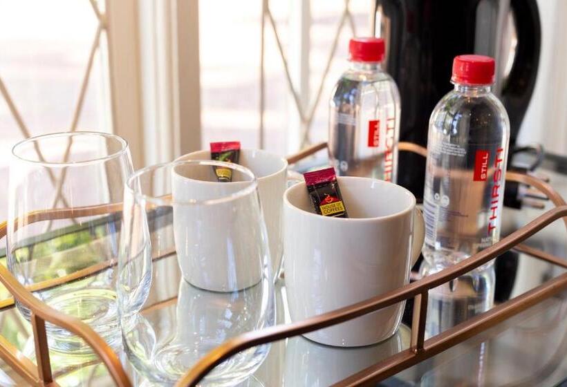 标准间, Taunton Manor