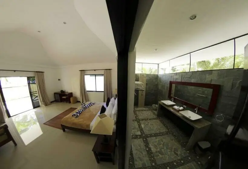 キングサイズベッドのスイートルーム, Cabilao Sanctuary Beach & Dive Resort