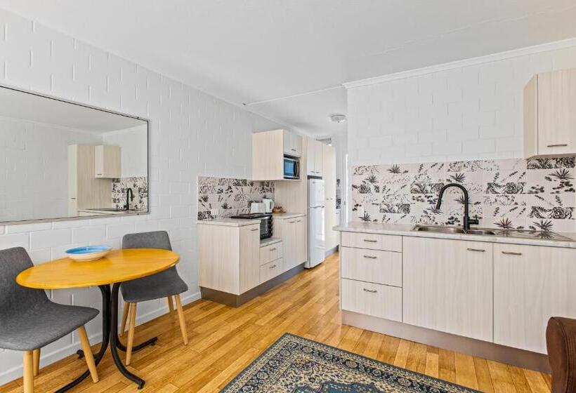 스탠다드 스튜디오 정원 전망, The Islander