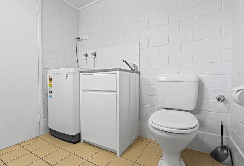 스탠다드 발코니 스튜디오, The Islander