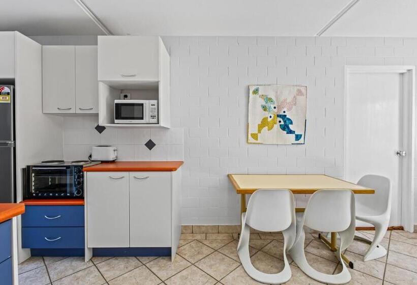 스탠다드 발코니 스튜디오, The Islander