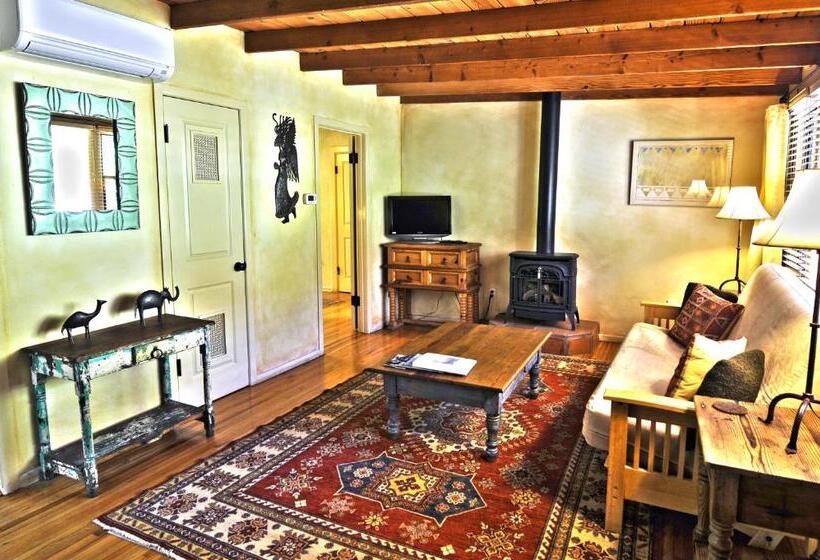 סוויטה, Blue Iguana Inn