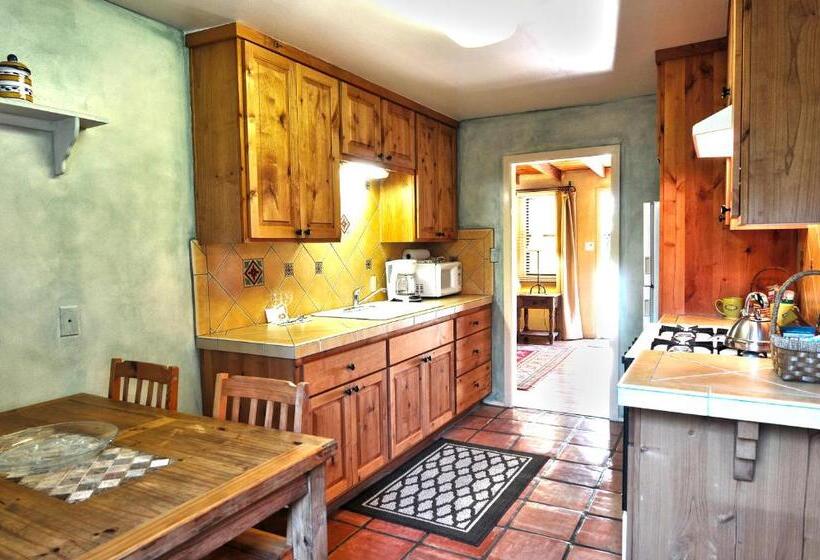 סוויטה, Blue Iguana Inn