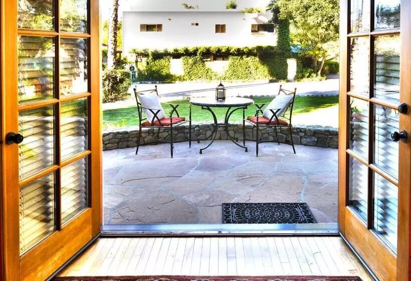 سوییت لوکس, Blue Iguana Inn