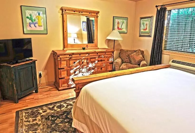 سوییت لوکس, Blue Iguana Inn