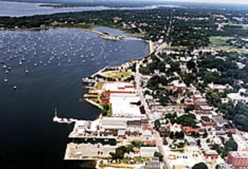带大床的高级房间, Bristol Harbor Inn
