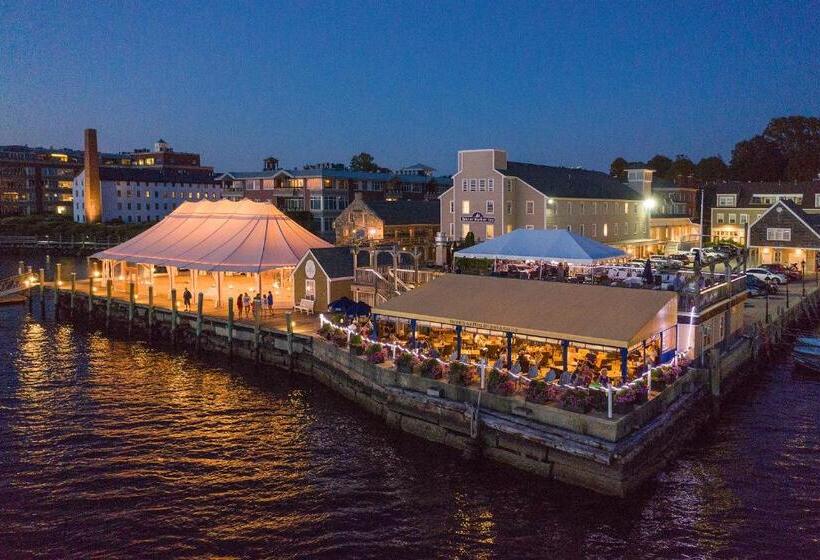 带大床的高级房间, Bristol Harbor Inn
