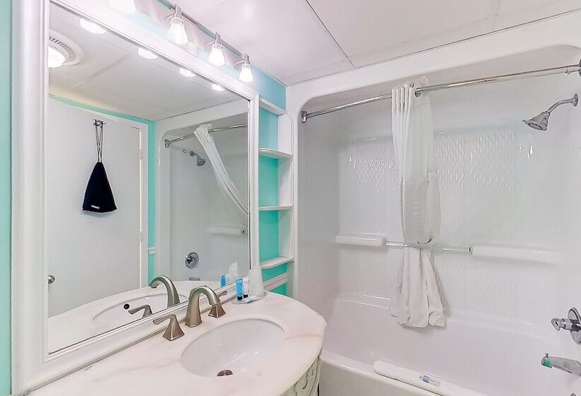 سوییت با چشمانداز دریا, Camelot By The Sea By Oceana Resorts