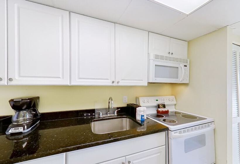 سوییت با چشمانداز دریا, Camelot By The Sea By Oceana Resorts