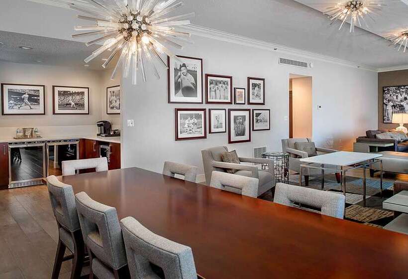 스위트 킹사이즈 침대, Hilton St. Louis At The Ballpark