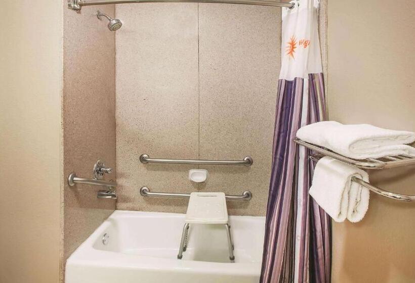 장애인을 위한 킹사이즈 침대 스탠다드 룸, La Quinta Inn & Suites By Wyndham Beaumont West