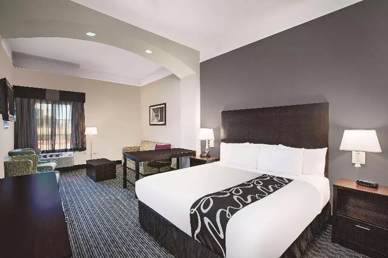 キングサイズベッドのデラックスルーム, La Quinta Inn & Suites By Wyndham Beaumont West