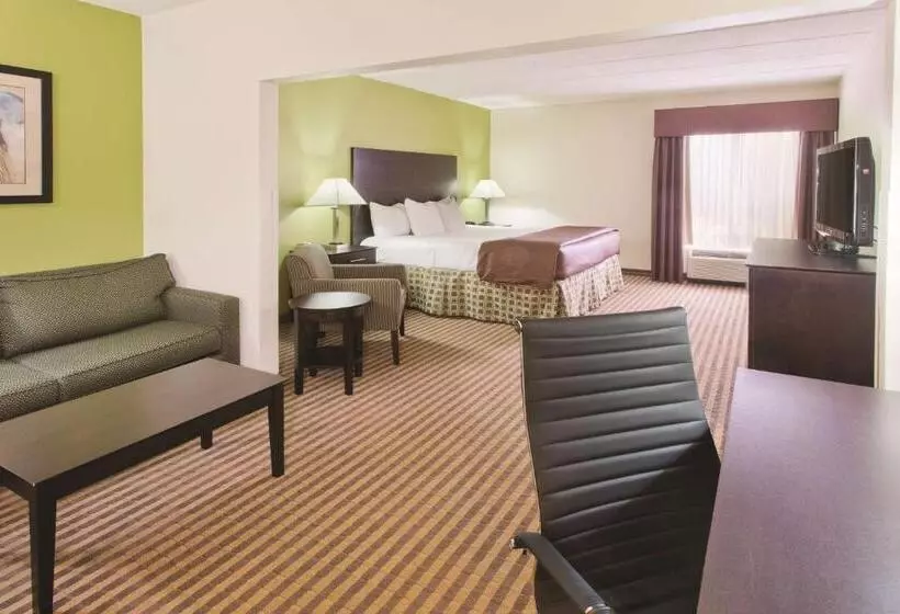 キングサイズベッドのデラックスルーム, La Quinta Inn & Suites By Wyndham Columbus   Grove City