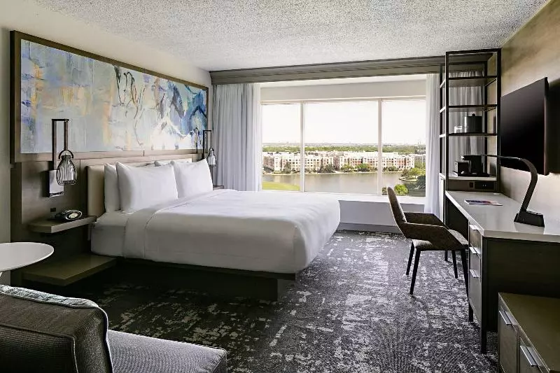 اتاق استاندارد با چشم‌انداز دریاچه, Marriott Dallas Las Colinas