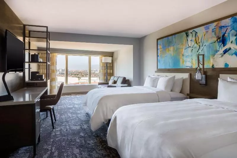اتاق استاندارد با چشم‌انداز دریاچه, Marriott Dallas Las Colinas