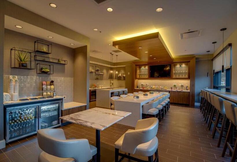 带大床的俱乐部房间, Richmond Marriott Short Pump