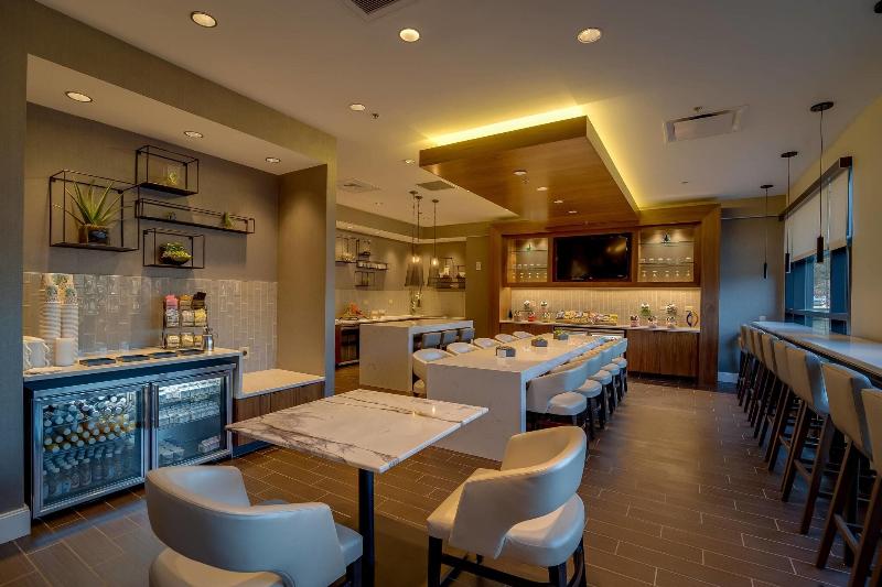 带大床的俱乐部房间, Richmond Marriott Short Pump