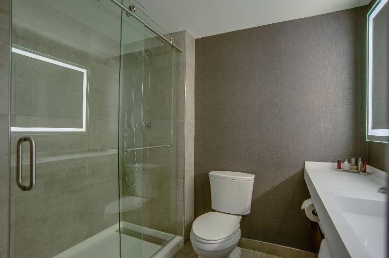 带大床的俱乐部房间, Richmond Marriott Short Pump