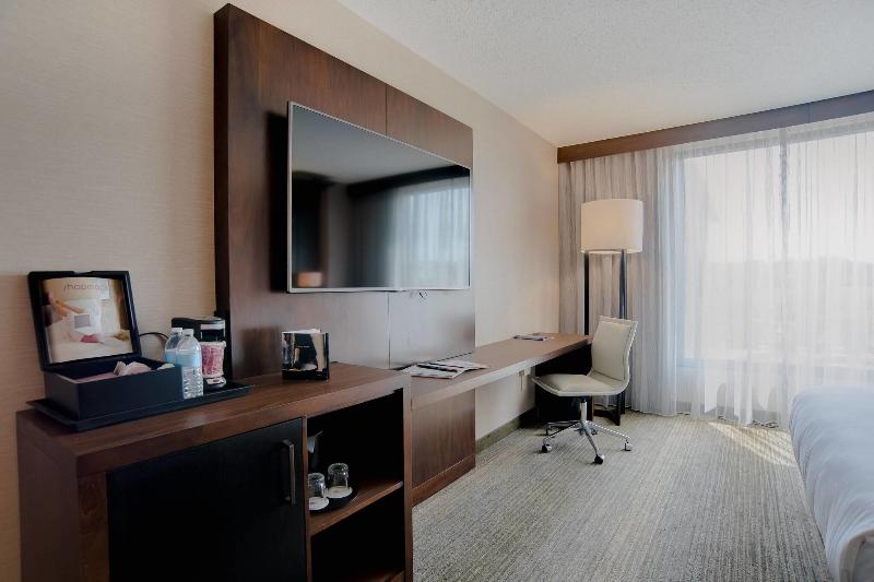 带大床的俱乐部房间, Richmond Marriott Short Pump