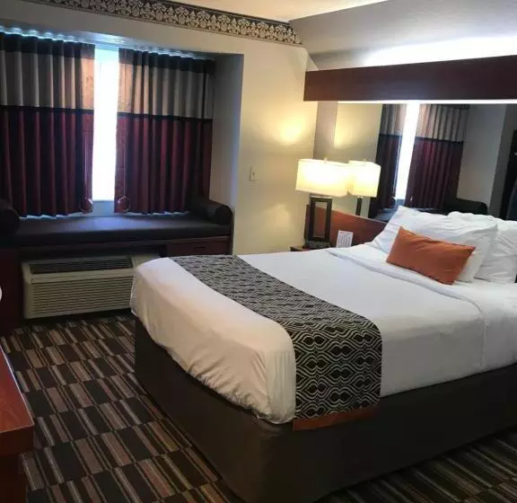 身障者適用クイーンサイズベッドルーム, Microtel Inn & Suites Urbandale