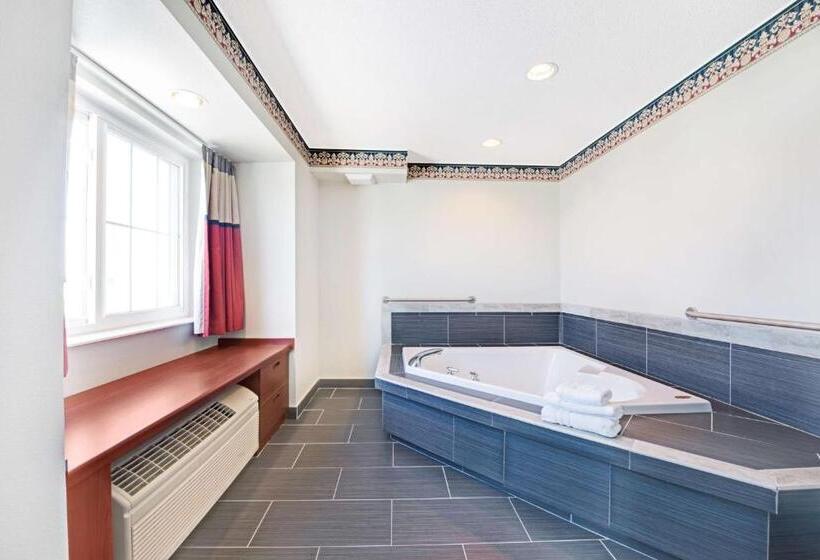 Люкс с гидромассажем, Microtel Inn & Suites Urbandale