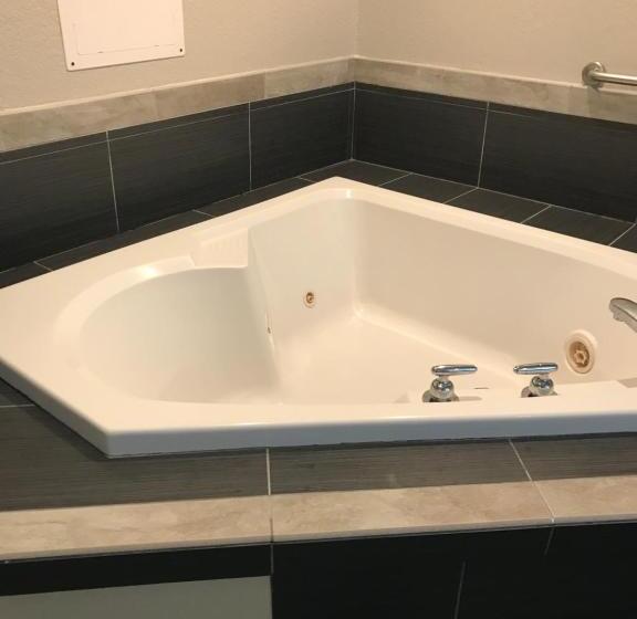 带按摩浴盆的套房, Microtel Inn & Suites Urbandale