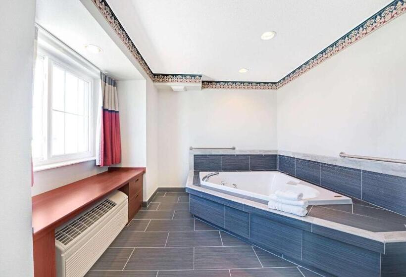带按摩浴盆的套房, Microtel Inn & Suites Urbandale