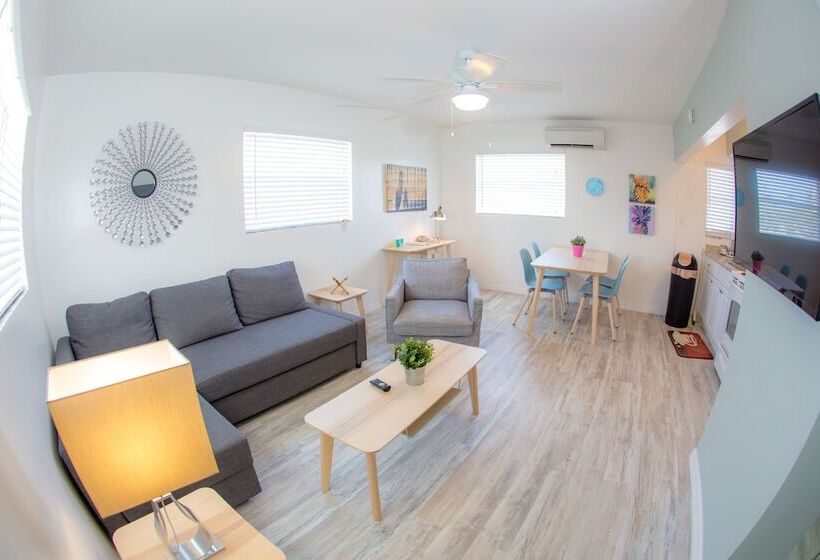 جناح مطلّ علي حمام السباحة, St. Pete Beach Suites