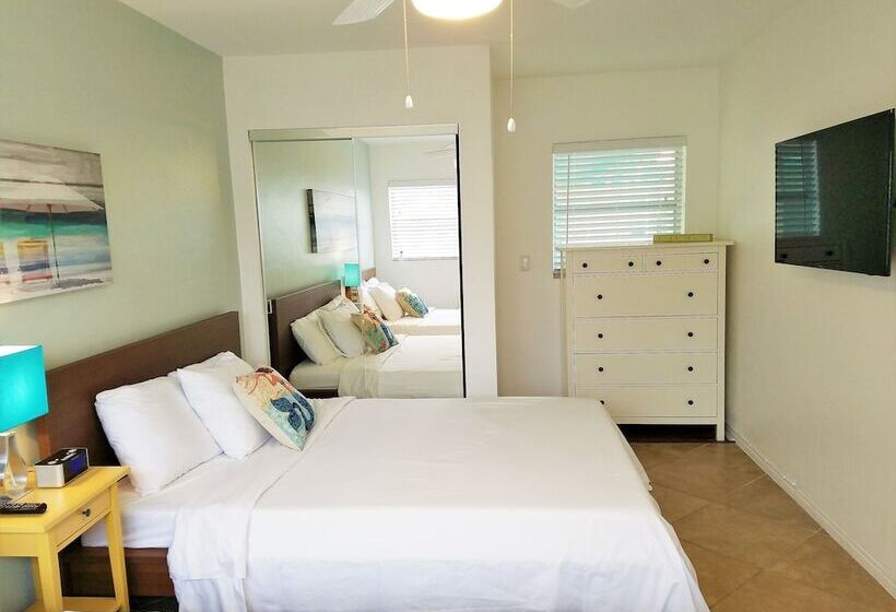 جناح مطلّ علي حمام السباحة, St. Pete Beach Suites