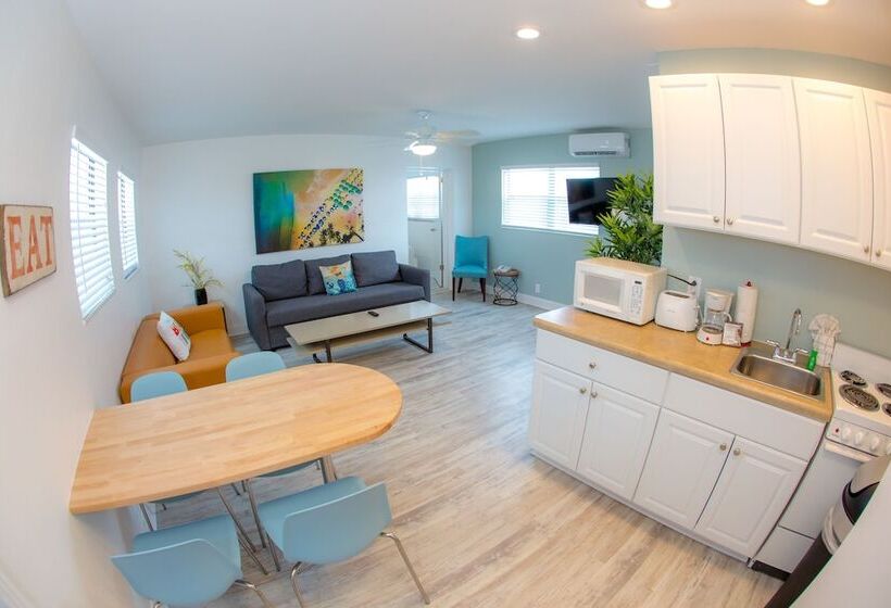 جناح مطلّ علي حمام السباحة, St. Pete Beach Suites