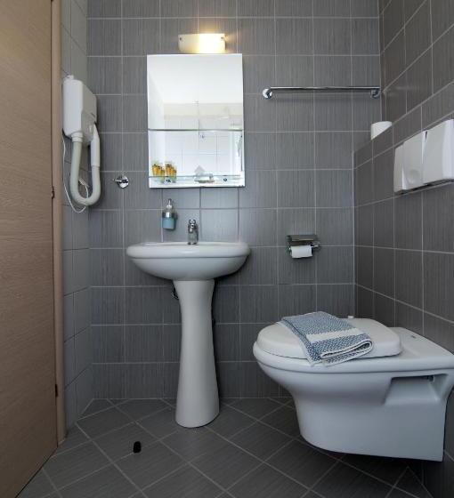 חדר סטנדרט לשלושה, Elina